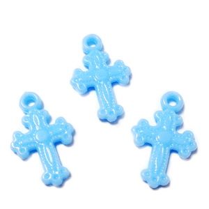 Pandantiv cruciulita plastic bleu, 22x14x3mm