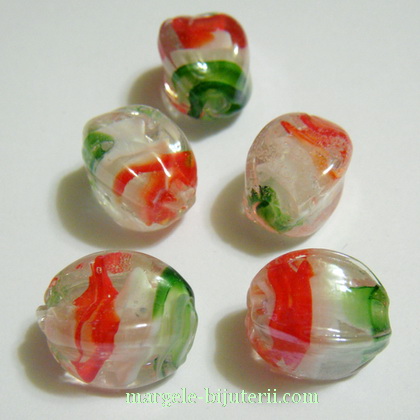 Margele sticla, lampwork, cu interior spirala verde-alb-rosu, romb 16x13x13mm