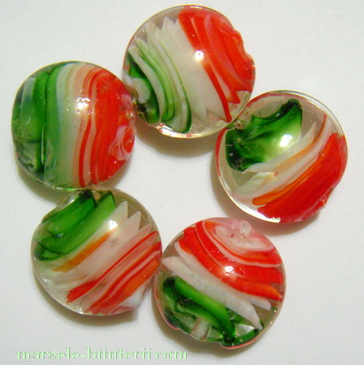 Margele sticla, lampwork, cu interior spirala verde-alb-rosu, 20x10mm