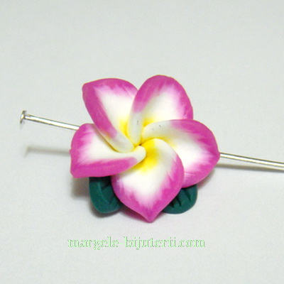 Margele polymer, floare plumeria fucsia-mov, cu 5 petale si frunzulite, 16mm 1 buc