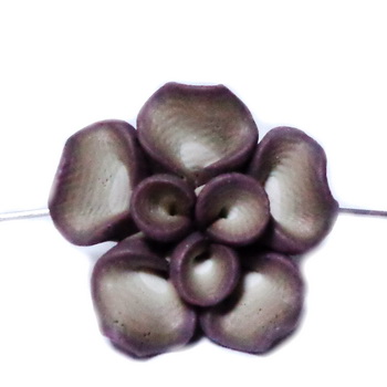 Margele polymer, floare maro deschis cu alb, 23~25x9~10mm 1 buc