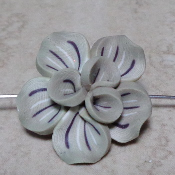 Margele polymer, floare bej cu alb, 23~25x9~10mm