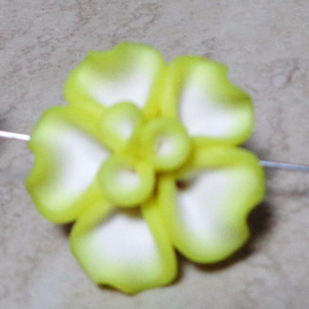 Margele polymer, floare galbena cu alb, 23~25x9~10mm 1 buc
