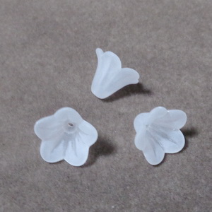Flori acrilice, frosted, albe, 14x10mm 1 buc
