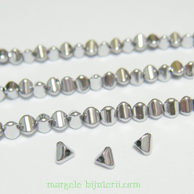 Hematite nemagnetice, placare argintii, triunghi 4x3mm 1 buc